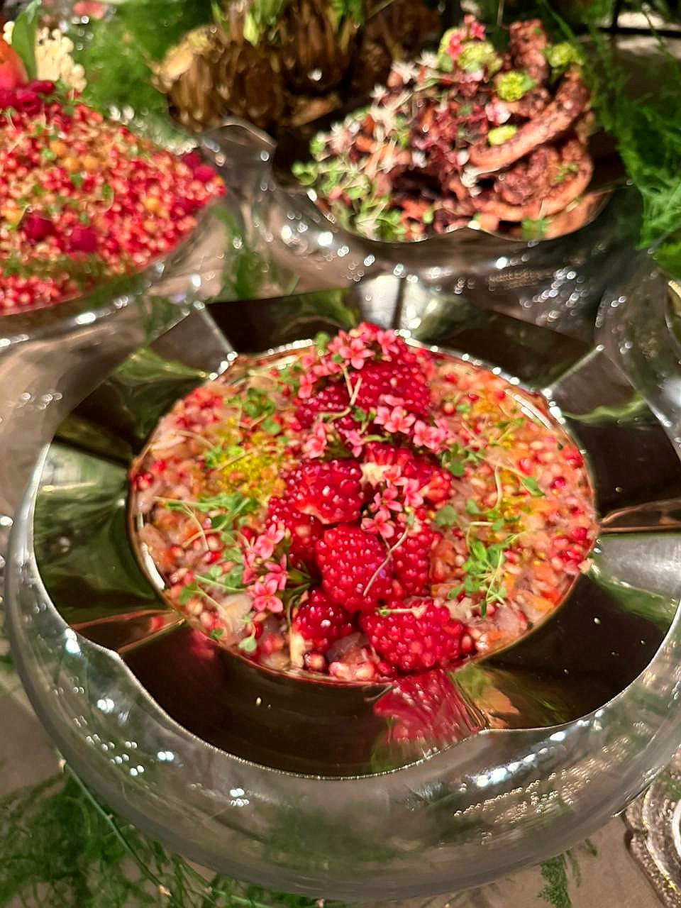 Detalhe de entrada com frutas vermelhas e flores