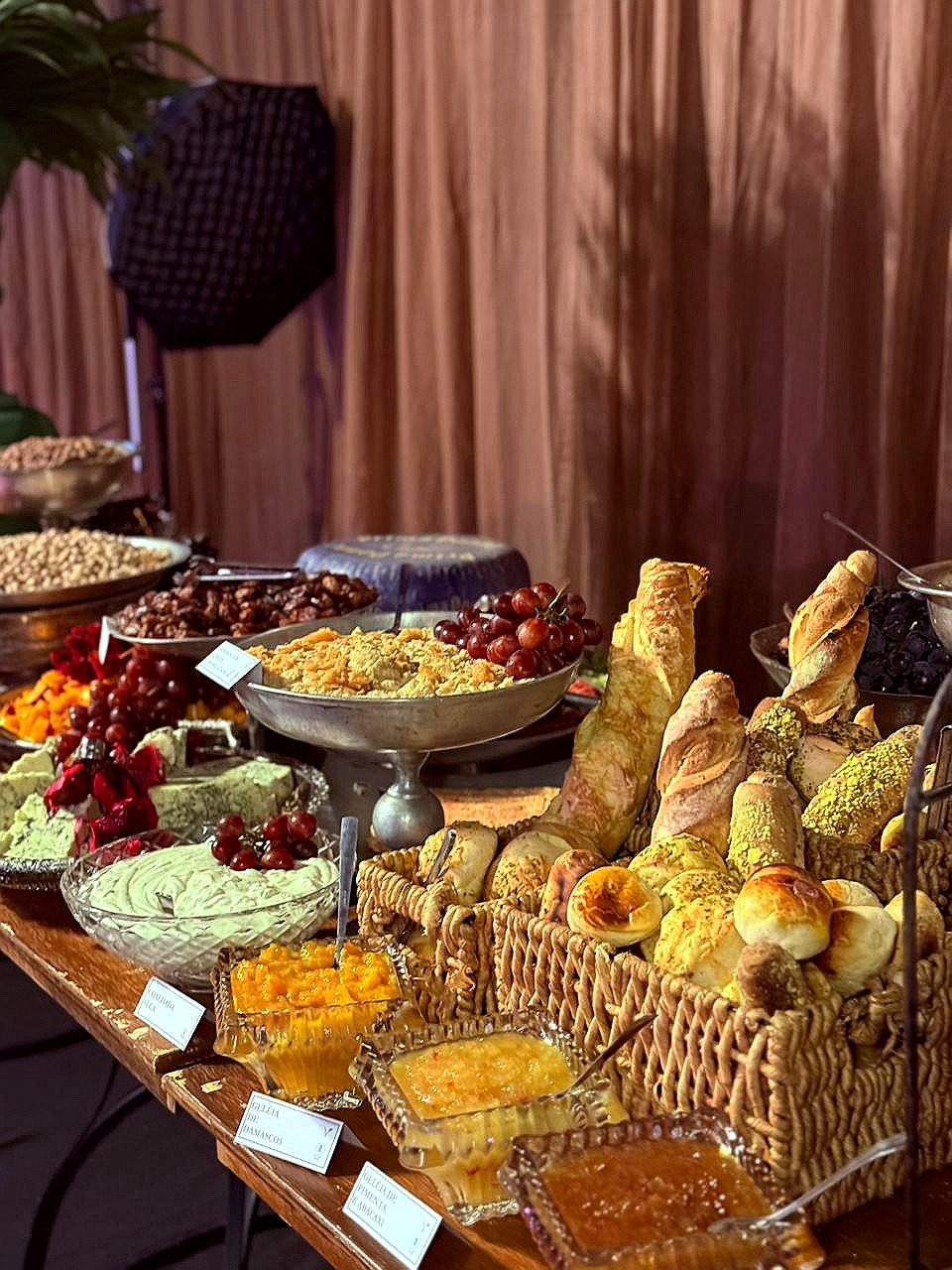 Mesa de pães, queijos e geleias